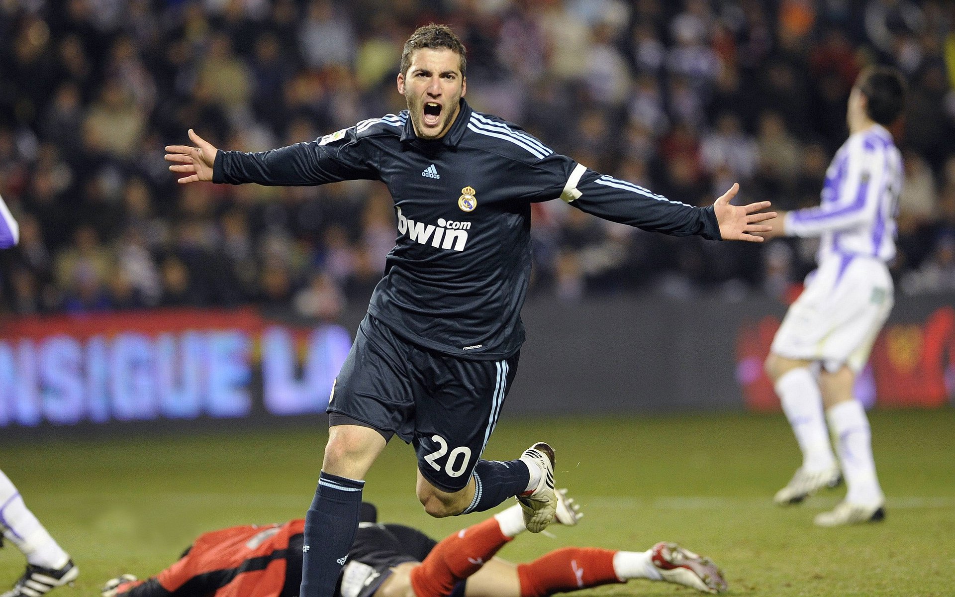 穆古鲁扎空降梅奔，F1跨界风暴席卷全网！|bbin电子官网